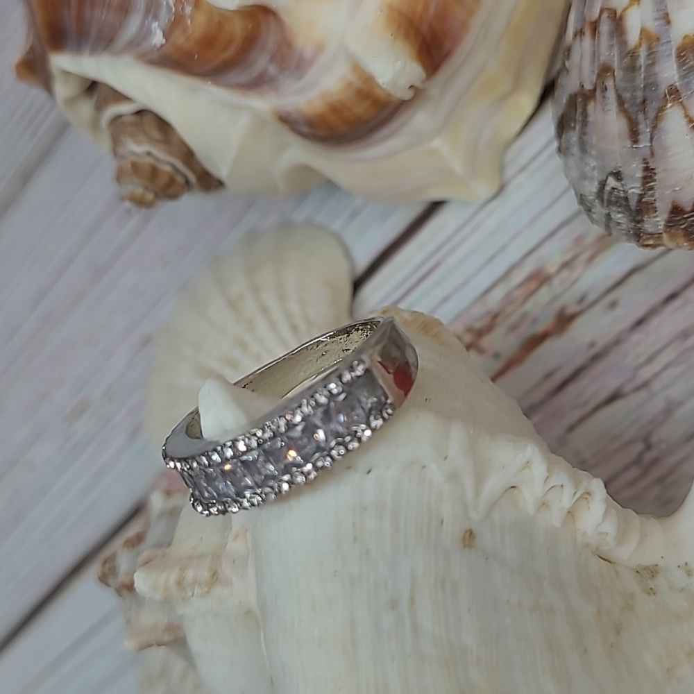 SILVER ROUND AND EMERALD CUT  FASHION RING - Picture 3 of 8